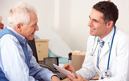hombre mayor conversando con su doctor
