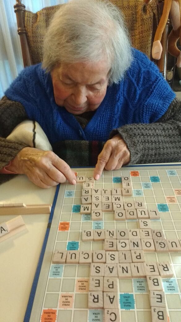 mujer mayor jugando scrabble