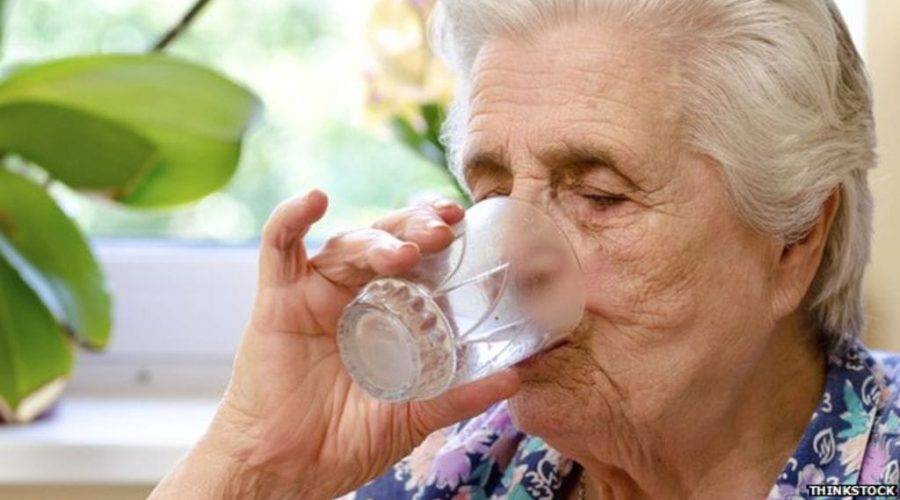 mujer mayor bebiendo agua