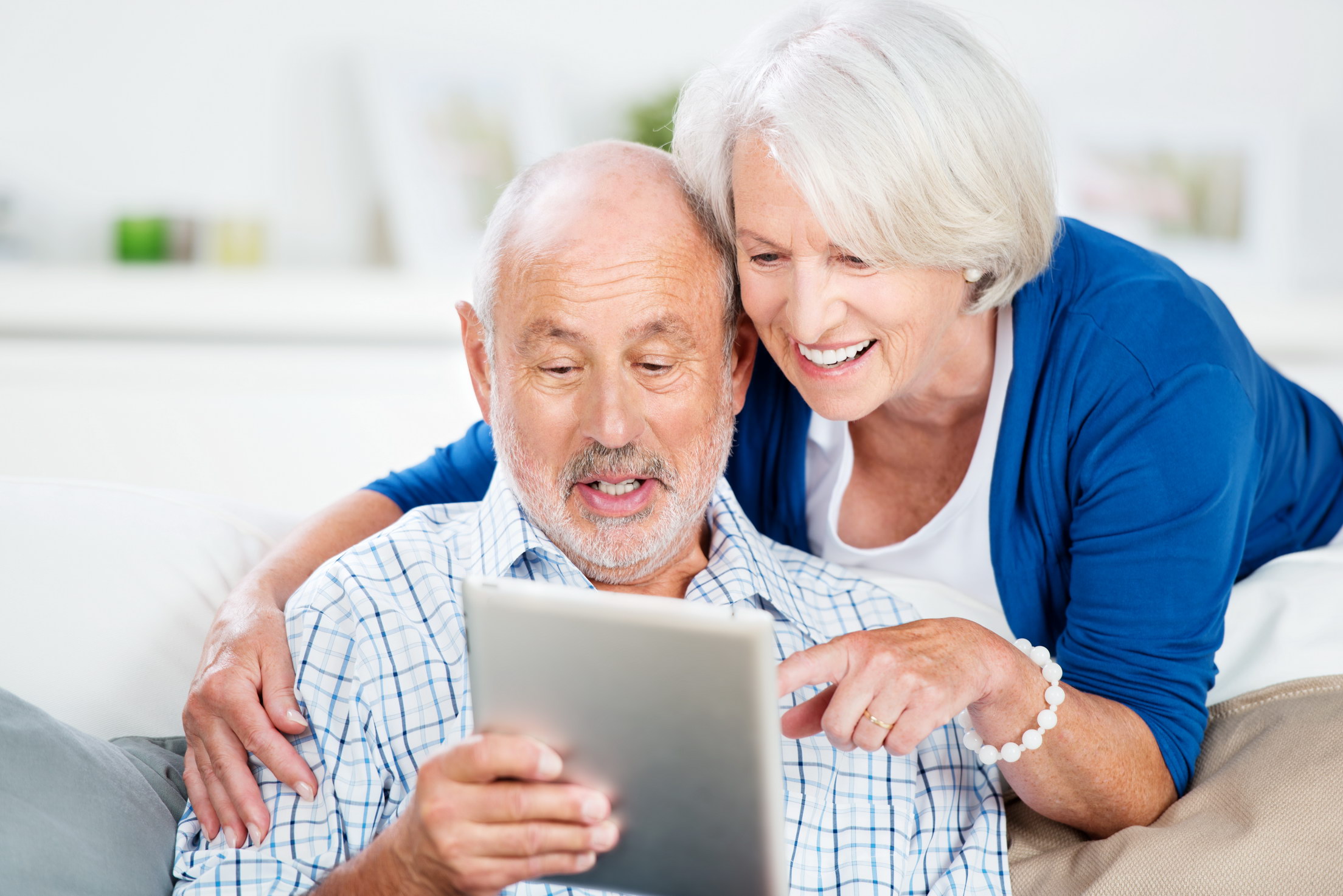 pareja mayor mirando una tablet
