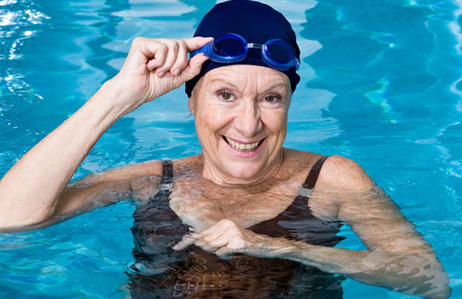 mujer mayor en piscina