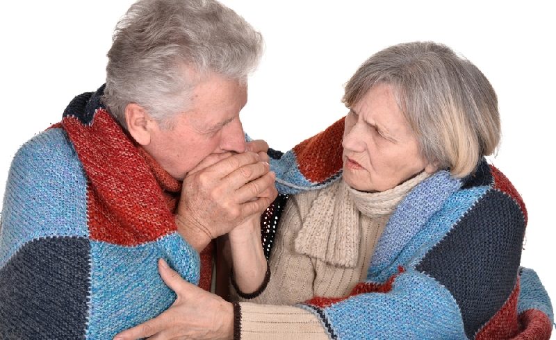 pareja mayor abrigados contra el frio
