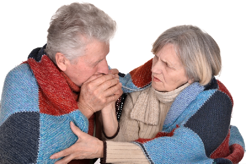 pareja mayor abrigados contra el frio