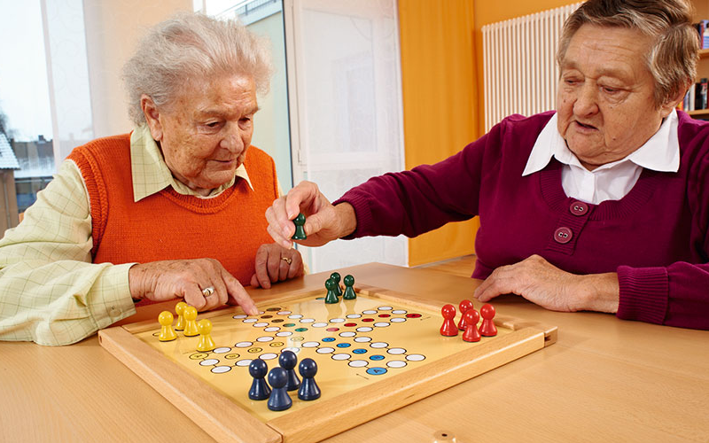 mujeres mayores participando de un juego de mesa