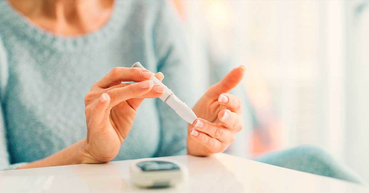 Mujer haciéndose una medición en casa para la diabetes