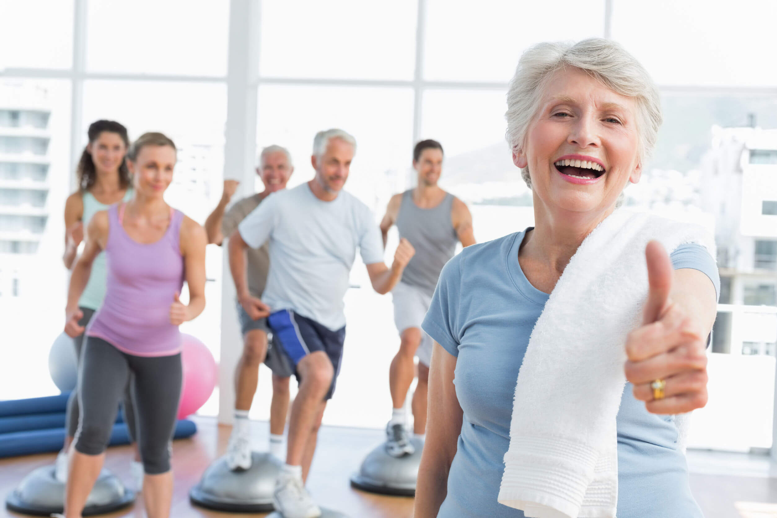 Mujer mayor sonriendo en el gimnasio