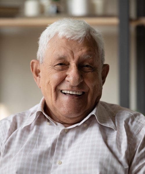 Adulto mayor sonriendo