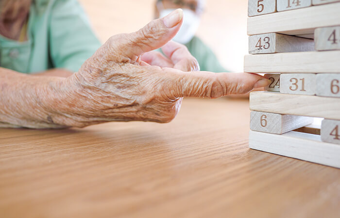 Foto de adulto mayor jugando jenga