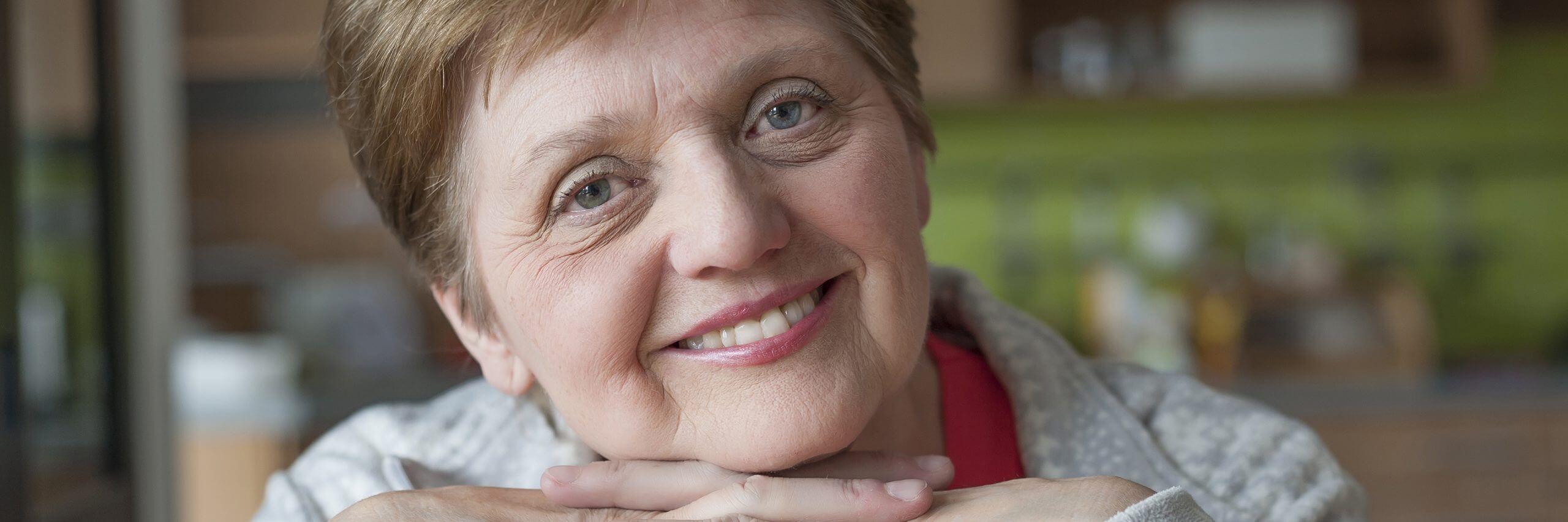 señora sonriendo tranquila