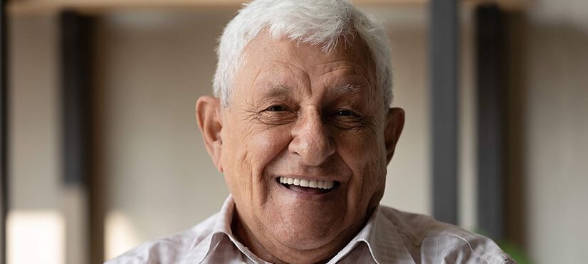 Adulto mayor sonriendo